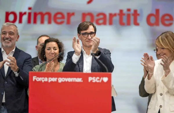 Katalonski socialisti, ki jih vodi Salvador Illa (v sredini), so se 
veselili nedeljske volilne zmage.
