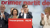 Katalonski socialisti, ki jih vodi Salvador Illa (v sredini), so se 
veselili nedeljske volilne zmage.