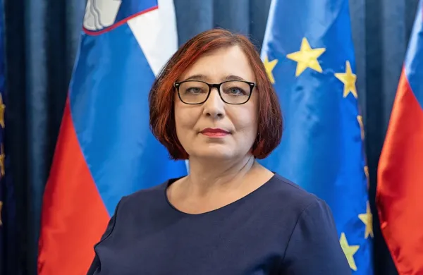 Vlada je danes na dopisni seji razrešila državno sekretarko za 
vzpostavitev dialoga s civilno družbo in koordinacijo državljanskih 
pobud v kabinetu predsednika vlade Maksimiljano Polak.