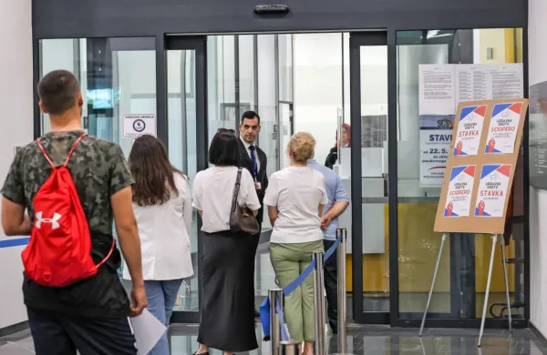 Včeraj so pred prostori Upravne enote Koper znova nastale vrste čakajočih. 