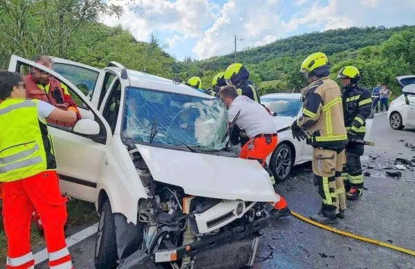 Koprski poklicni gasilci so hudo poškodovano  voznico  iz avtomobila  rešili  s  tehničnim  posegom.  