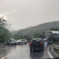 Fiat  italijanske  registracije  je po  trku  obstal  na  odbojni  ograji.