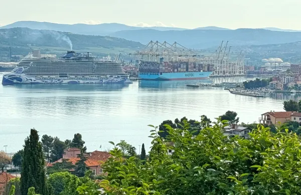 V Koper je danes zjutraj ponovno priplula ena od največjih 
potniških ladij doslej Norwegian Viva.