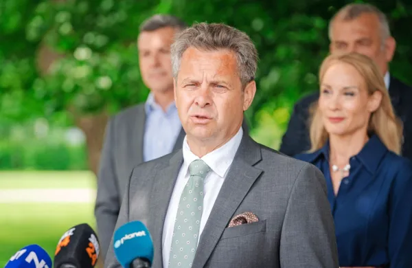 Koalicijski partnerici SD in Levica sta se sestali s Tomažem 
Veselom, ki ga je največja vladna stranka Svoboda pred dobrim 
mesecem predstavila kot kandidata za bodočega evropskega 
komisarja.