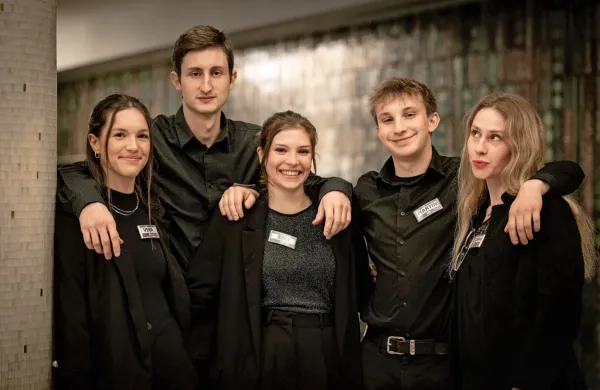 Vera, Jan, Živa, koordinator Martin in Svetlana so del uigrane 
ekipe nasmejanih hostes in hostesnikov. 

