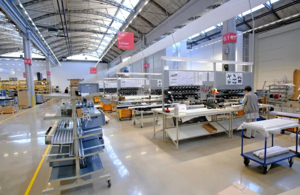  Industrijska proizvodnja se je v območju z evrom marca na 
mesečni ravni okrepila za 0,6 odstotka, v EU pa za 0,2 odstotka. V 
Sloveniji je upadla za 5,9 odstotka.
