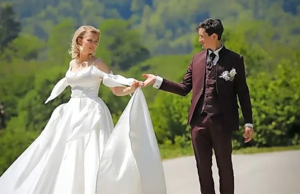 

 



Presenečenje: večno zvestobo sta si minuli vikend obljubila 
nekdanji smučarski skakalec Cene Prevc in njegova srčna izbranka 
Julija Patricija Novak.