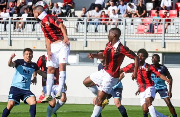 Zadnji primorski obračun druge lige v Sežani, kjer je gostovala Gorica (v modrih dresih),  se je pred desetimi dnevi razpletel z remijem. Kako bo v nedeljo, ko na  Kras 
pridejo Ajdovci?