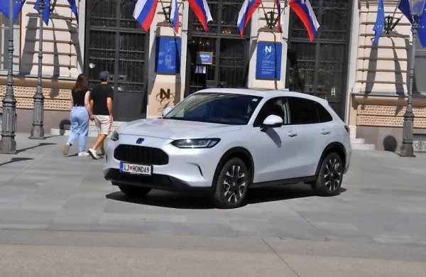 Honda ZR-V je nov član družine z veliko različnimi karakternimi lastnostmi, ki želi nagovarjati širok 
krog kupcev.