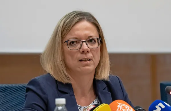Po informacijah STA gre za preiskavo, povezano z razpisom, zaradi 
katerega je odstopila ministrica Sanja Ajanović Hovnik.

