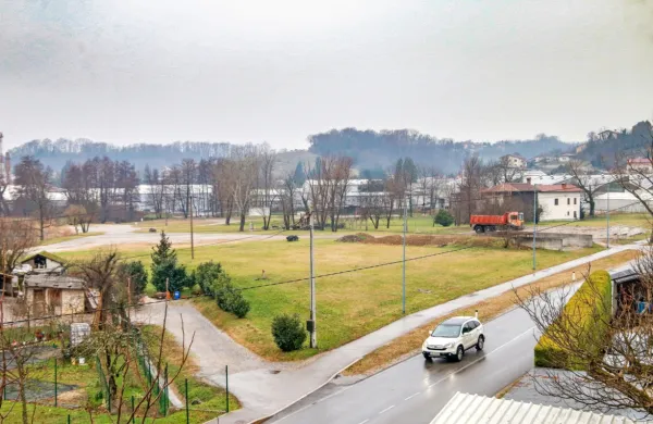 Zaradi projekta Lago na območju Lakenessa spet nastajajo trenja 
v občinski politiki. Tokrat opozicija zahteva izredno sejo zaradi 
prodaje zemljišč.   