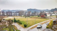 Zaradi projekta Lago na območju Lakenessa spet nastajajo trenja 
v občinski politiki. Tokrat opozicija zahteva izredno sejo zaradi 
prodaje zemljišč.   