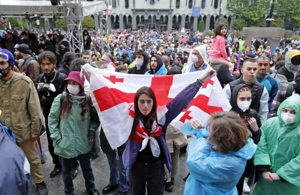 V seriji protestov v Tbilisiju sodelujejo večinoma mladi, označujejo 
se kot generacija Z. 