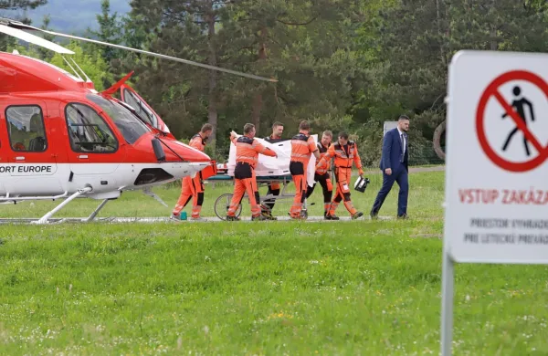 Slova&scaron;ki premier Robert Fico po operaciji znova pri zavesti