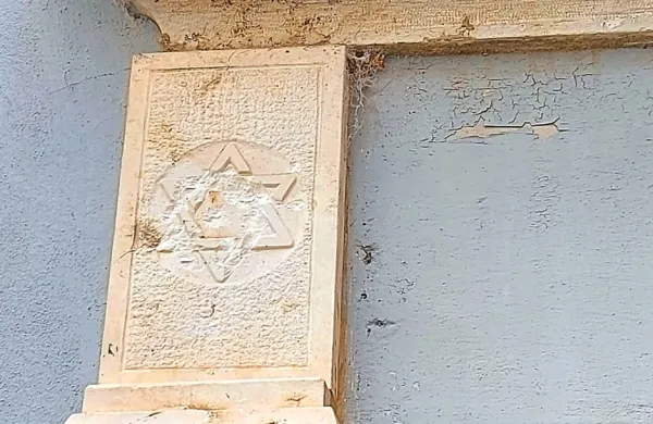 Neznanec je poškodoval Davidovo zvezdo na kamnitem portalu.
