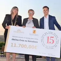 Ingrid Mahnič in Borut Fakin sta županji Črne na Koroškem Romani 
Lesjak predala ček za 11.700 evrov 