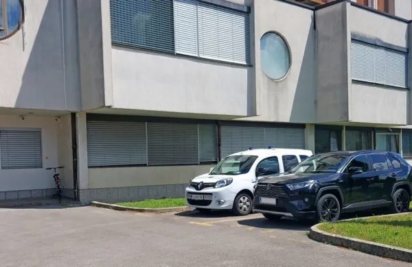 Po zaslišanju na  koprskem okrožnem sodišču  je  preiskovalna  
sodnica za  osumljenega odredila pripor.  