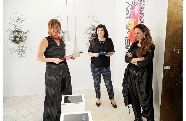 Sandra Kocjančič (z leve), vodja galerije Drat, je v družbi Mare Cotič, dekanje Pedagoške fakultete, in arhitektke 
dr. Tine Cotič odprla bogato razstavo sodobnega nakita domačih in tujih ustvarjalk in ustvarjalcev.