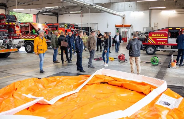 Na obisk k   slovenskim  gasilcem  so  prišli   člani mednarodne 
komisije za gozdne požare  iz  15  držav.