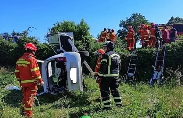 Kobdilj: prevrnila se je pod cesto