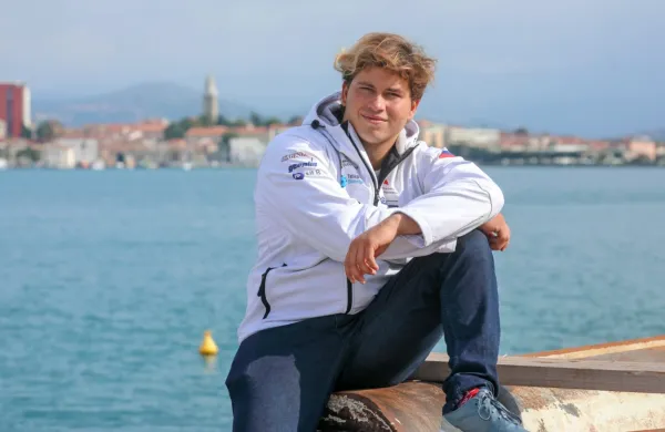 Koprčan Toni Vodišek je na svetovnem prvenstvu v formuli kite v 
francoskem Hyeresu končal v polfinalu zaključnih bojev za odličja 
in je osvojil skupno osmo mesto. 