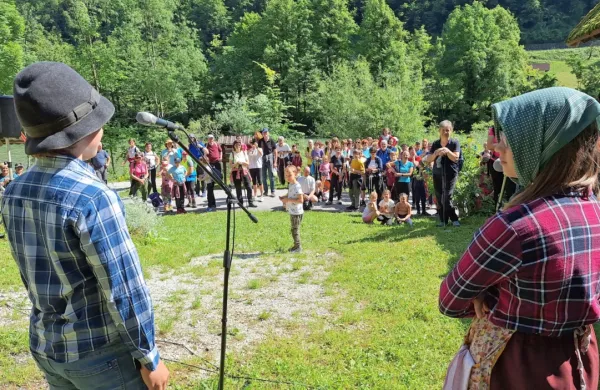 Pred Kosmačevo domačijo v Bukovci je vselej ena osrednjih 
postojanka pohoda, ki ne more miniti brez dragocenih nastopov 
šolarjev.  