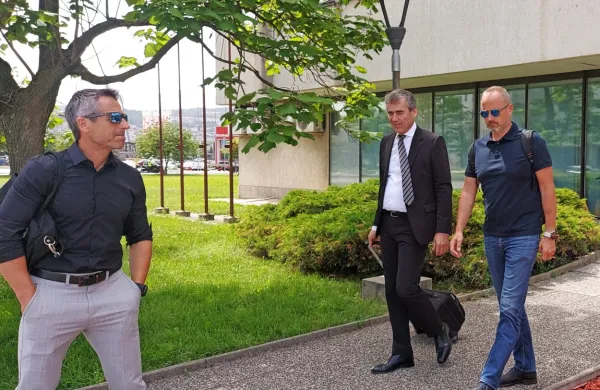Obramba  Jožeta  Kojca (na  levi),  Sergeja Racmana  in  Dejana  
Šurbka  (desno)  je  prepričana,  da     bi  moralo sodišče  v  zadevi 
Marina  izreči  oprostilno  sodbo.  