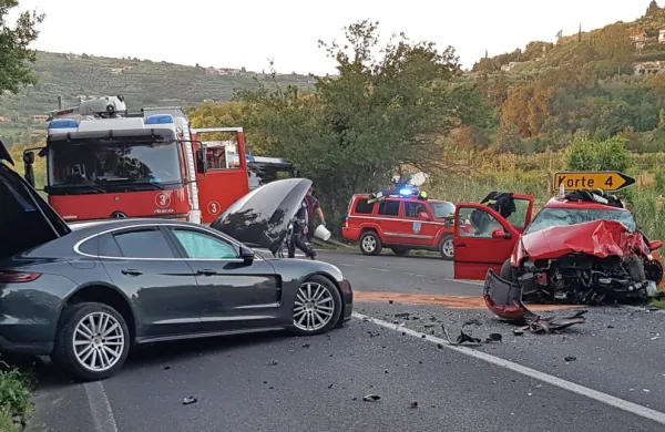 V čelnem trčenju pri odcepu za Korte sta jo huje odnesla voznik in sopotnica iz rdečega golfa.