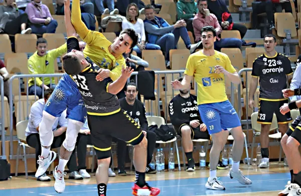 Domen Makuc (z žogo) je bil tudi proti Svišu najboljši strelec 
Kopra. 