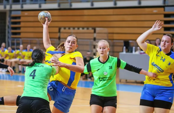 Rokometašice RK Žurd Koper (v rumeni opremi) se ponovno 
vračajo v elitno državno ligo.