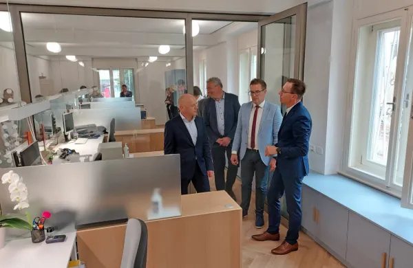 Ministru Francu Propsu (levo) je prostore razkazal načelnik Andrej 
Markočič (desno), vmes župan Samo Turel. 