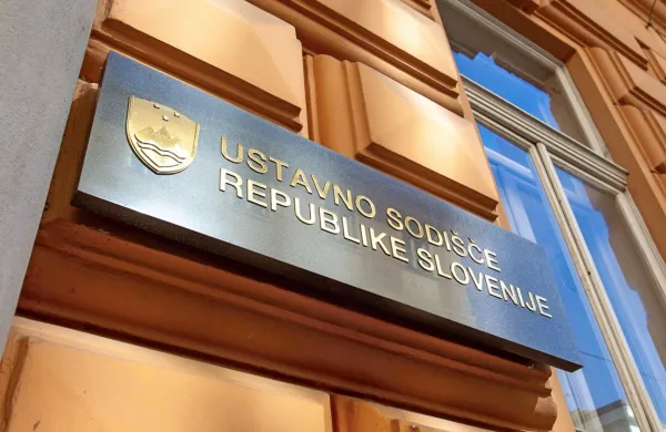 Ustavno sodišče je na seji zavrnilo tudi predlog za začasno 
zadržanje izvrševanja odloka o razpisu posvetovalnega referenduma o pomoči pri prostovoljnem končanju življenja, ki so ga 
skupaj z zahtevo za oceno ustavnosti odloka vložili v SDS in NSi.