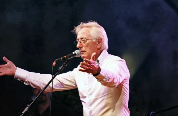 V Dalmaciji na Hrvaškem se je v ponedeljek na svojo prvo uradno 
plovbo podal trajekt Jadrolinije Oliver, ki je ime dobil po 
legendarnem hrvaškem glasbeniku Oliverju Dragojeviću. 