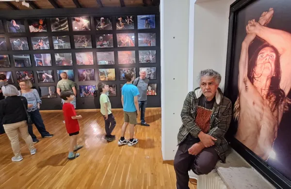 Fotografa Gorana Antleja smo ovekovečili ob fotografiji Iggyja 
Popa v solkanski Vili Bartolomei, kjer so odprli pregledno razstavo 
njegovih fotografij, ki jih je posnel v več kot štirih desetletjih 
obiskovanja koncertov. 
