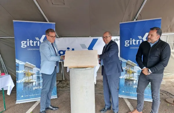 Novogoriški župan Samo Turel, direktor sklada Peter Jan in 
direktor Gitri Darko Markovič so danes postavili temeljni kamen za 
blok na Streliški 10. 
