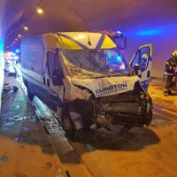 Voznik kombija  je  trčil v zadnji del avtomobila.