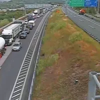 Zaradi nesreče v predoru Dekani nastaja zastoj. Zapora bo 
predvidoma trajala več ur, obvoz za vsa vozila je možen po 
vzporedni cesti med Srminom in Črnim Kalom. 