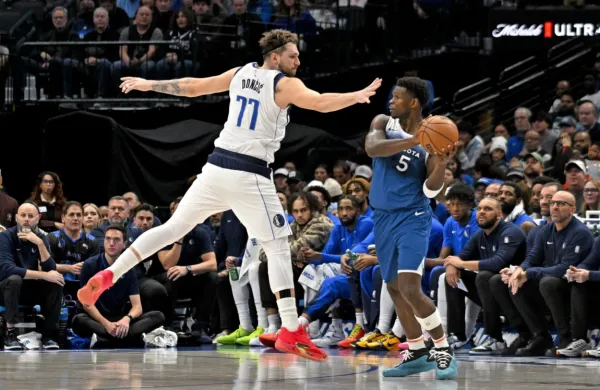 Luka Dončić (levo), ki v ligi NBA, kjer je doslej odigral natanko 400 
tekem, le še proti Minnesoti ni zabeležil trojnega dvojčka,   in 
Anthony Edwards bosta osrednji figuri konferenčnega finala.   