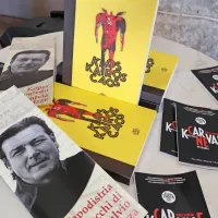 Tudi letošnje izbrane zgodbe bodo objavili v zborniku Lapis 
Histriae - na fotografiji zbornik natečaja 23. Foruma Tomizza na 
temo Kaos - Kairos - Caos.