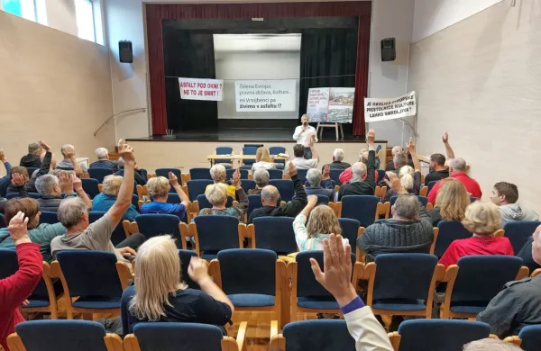 Vrtojbenci so v enem dnevu znova zbrali 200 podpisov, da lahko 
nadaljujejo tožbo, s katero želijo doseči zaprtje asfaltne baze. 
