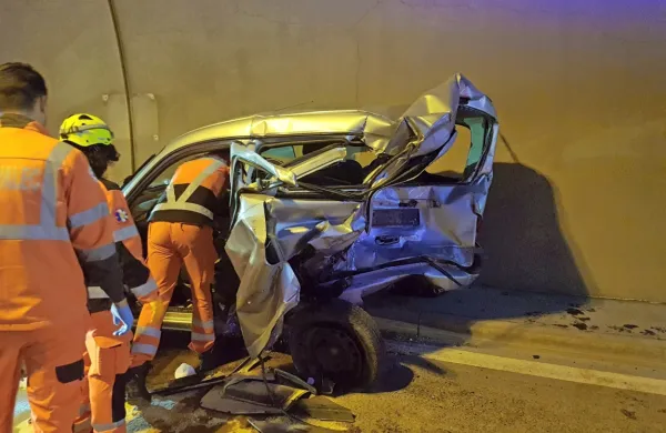 Peuget partner je po trku zmečkalo skoraj do prednjih sedežev.