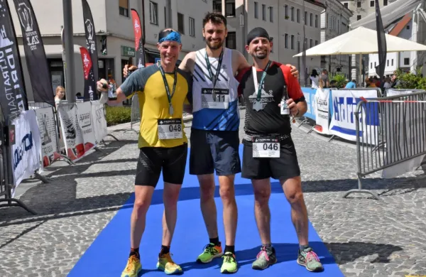 Najboljši na 14 km: z leve so srebrni Sebastjan Kosec (TSK Idrija),  
zlati Johannes Stronmaier in bronasti Klemen Žnidar.  