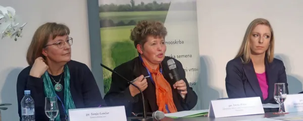 Vodilni zastopnici samooskrbe z zdravo hrano Sanja Lončar in 
Irena Rotar s sekretarko ministrstva  za kmetijstvo Evo Knez (z 
leve) govorita podoben jezik, a ministrstvo do pridelave zdrave 
hrane čaka še veliko dela.