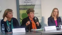 Vodilni zastopnici samooskrbe z zdravo hrano Sanja Lončar in 
Irena Rotar s sekretarko ministrstva  za kmetijstvo Evo Knez (z 
leve) govorita podoben jezik, a ministrstvo do pridelave zdrave 
hrane čaka še veliko dela.