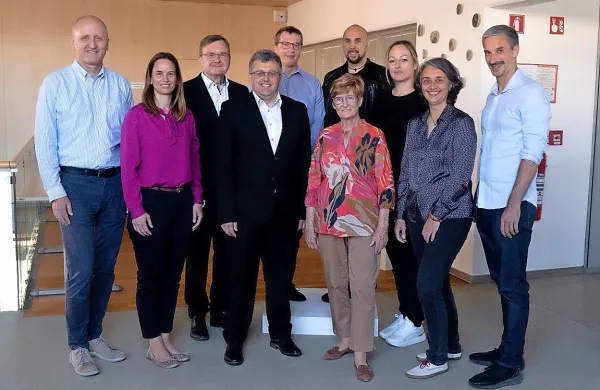 Z leve: dr. Aleš Lipnik, mag. Maja Cergol Lipnik, Dorijan Maršič, 
Anton Marn, Tomaž Vadjunec, dr. Lucija Čok, Uroš Hohkravt, dr. 
Martina Paradiž, Jasna Klančišar, dr. Luka Jančič.