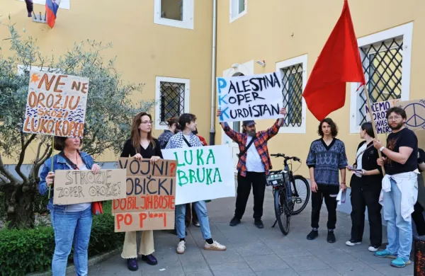 Propalestinski protestniki so v torek na koprskih ulicah opozorili 
na domnevno uporabo koprskega pristanišča za dobavo orožja 
Izraelu. 