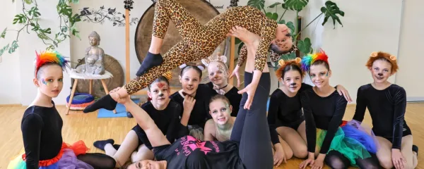 Larisa Levac in njene cirkuške artistke iz šole za cirkuške 
spretnosti Cirkus Star iz Kopra vabijo prihodnjo soboto dopoldne 
na otroško cirkuško predstavo Džangala v Gledališče Koper.
