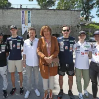 Prireditve so se udeležili tudi smučarski skakalci in skakalke (z 
leve) Jernej Damjan, Lovro Kos, Domen Prevc, Nika Prevc, Katra 
Komar 