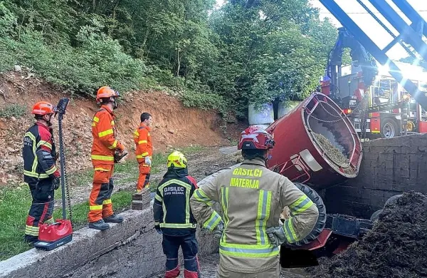 Smrtna nesreča: Voznik je ostal ukle&scaron;čen pod traktorjem