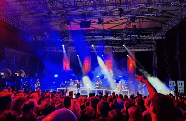  Niet so z razprodanim koncertom v Križankah dokazali, da punk v 
Sloveniji še zdaleč ni mrtev.